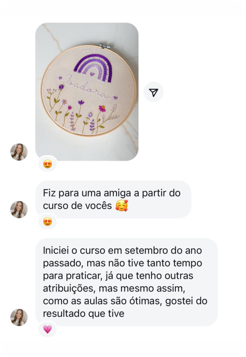 Print real de aluna com bastidor de arco-íris e relato sobre as aulas e sua criação.
